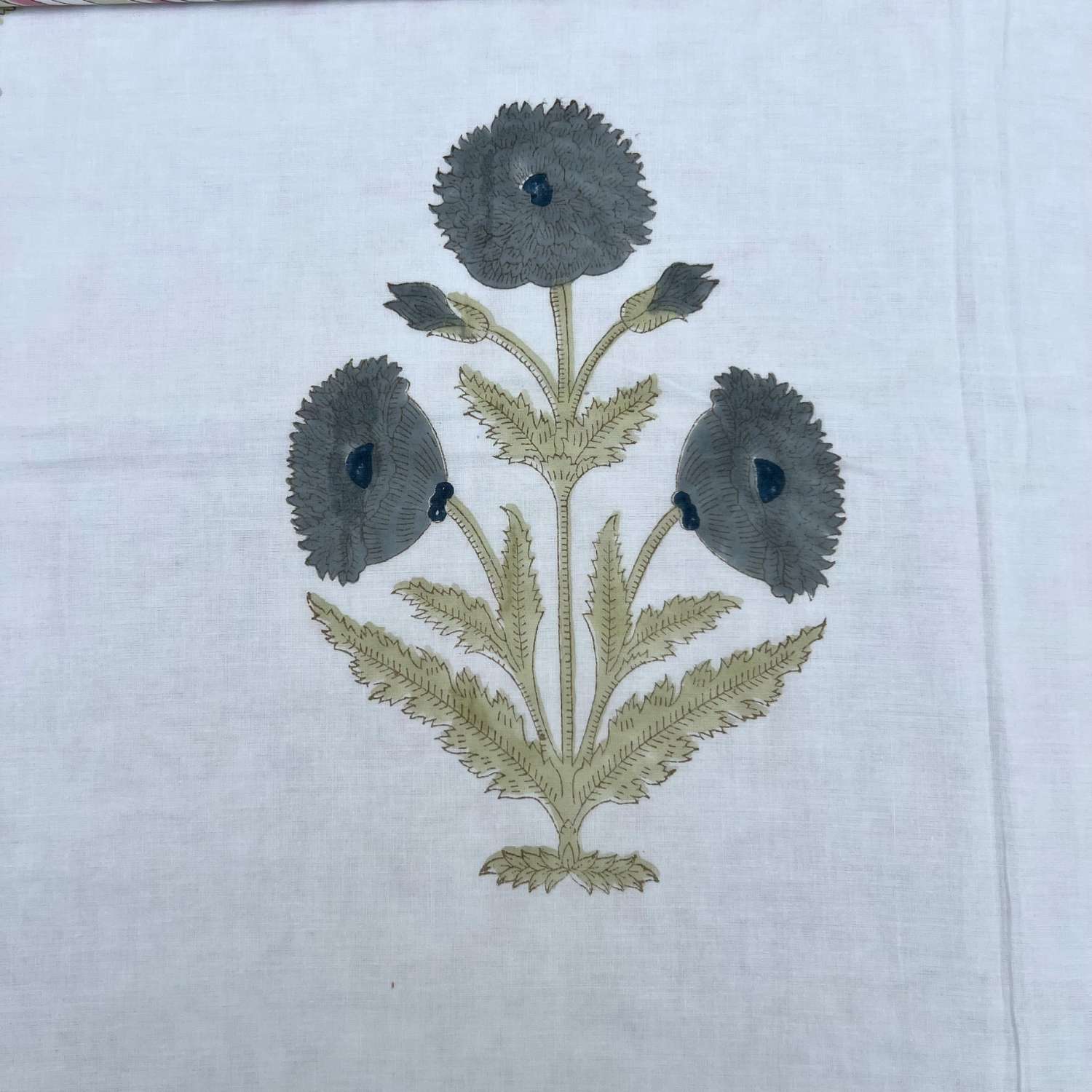 Single Dohar Quilt 60 x 90 cm – White Big Floral Motif