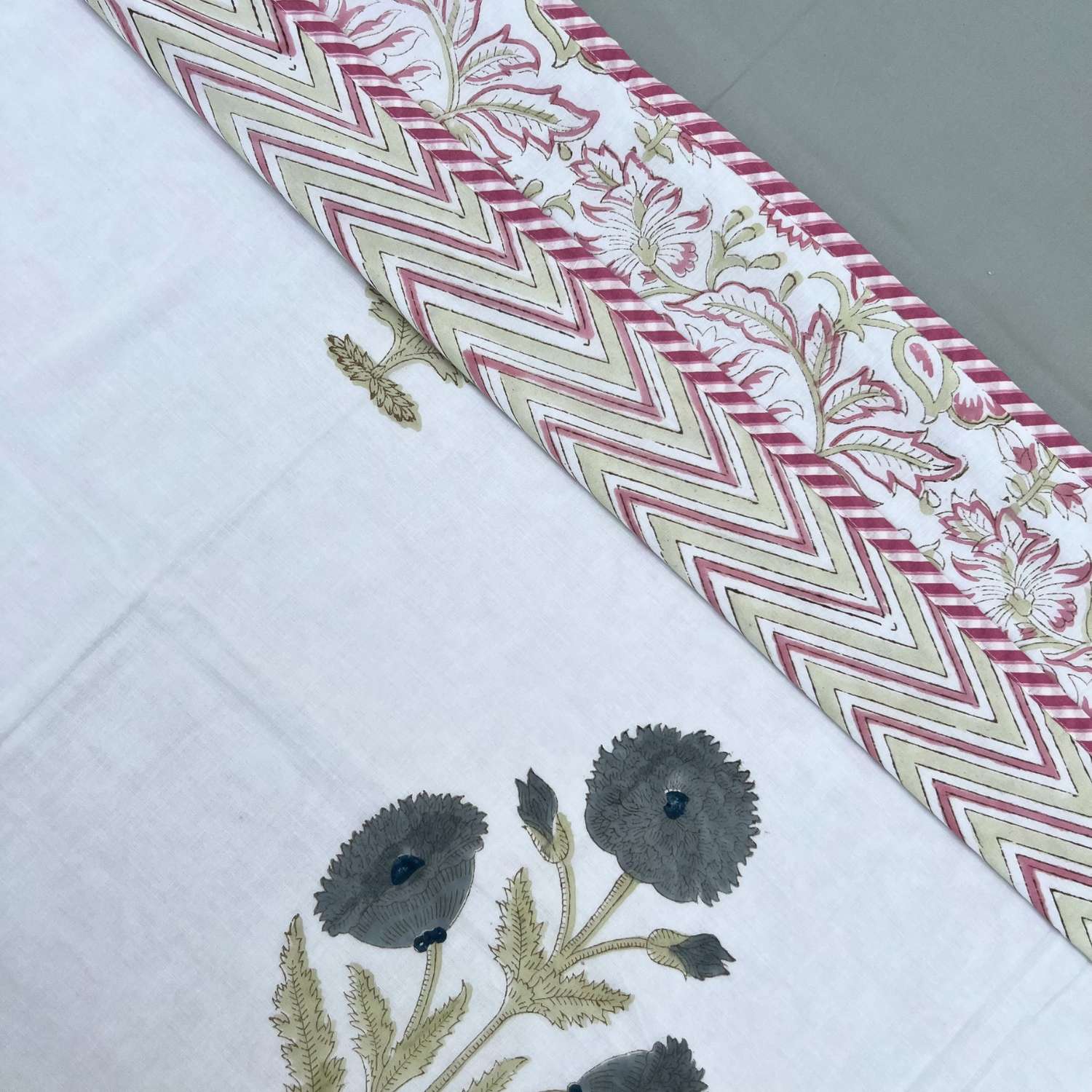 Single Dohar Quilt 60 x 90 cm – White Big Floral Motif