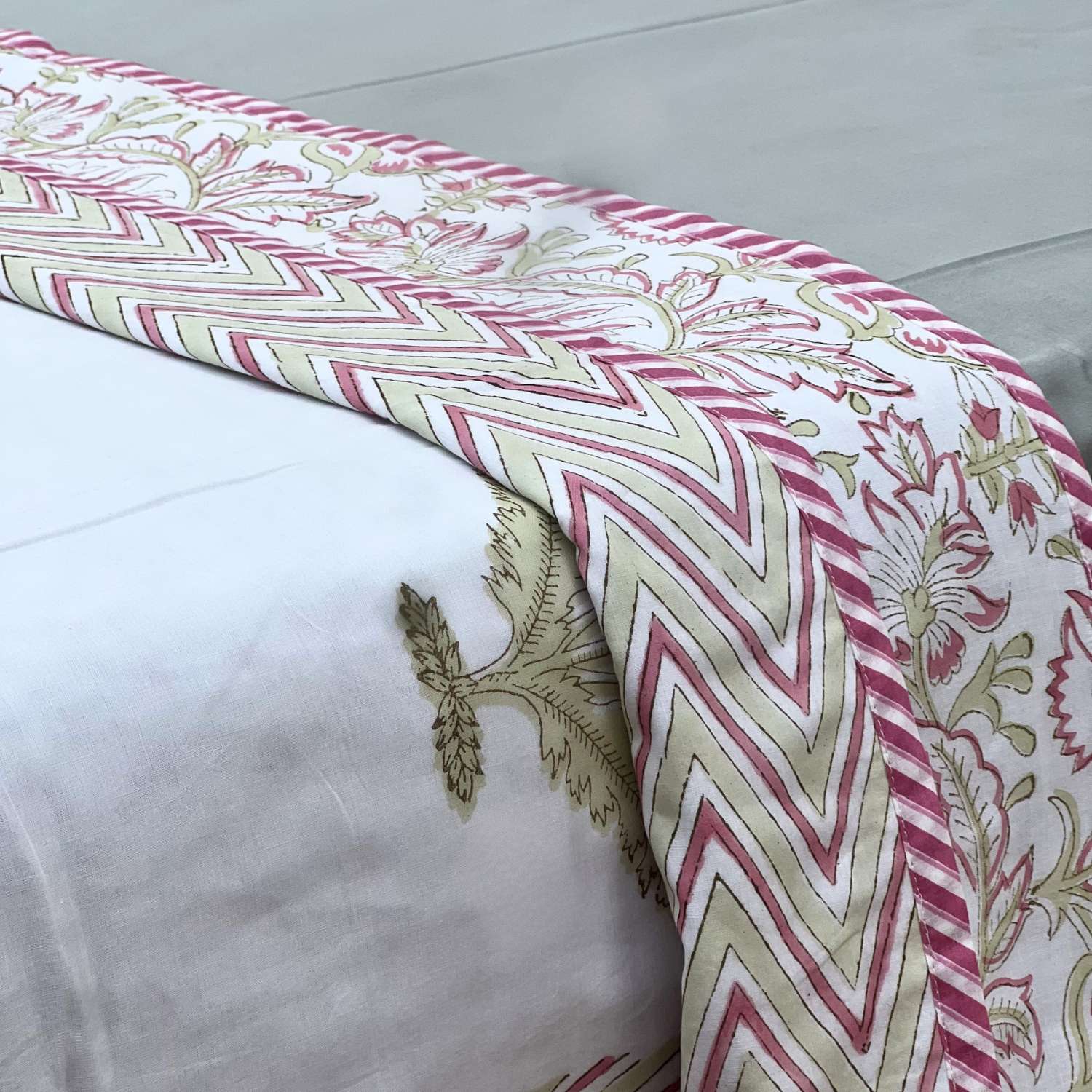 Single Dohar Quilt 60 x 90 cm – White Big Floral Motif