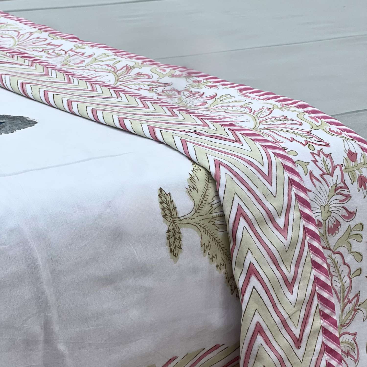 Single Dohar Quilt 60 x 90 cm – White Big Floral Motif