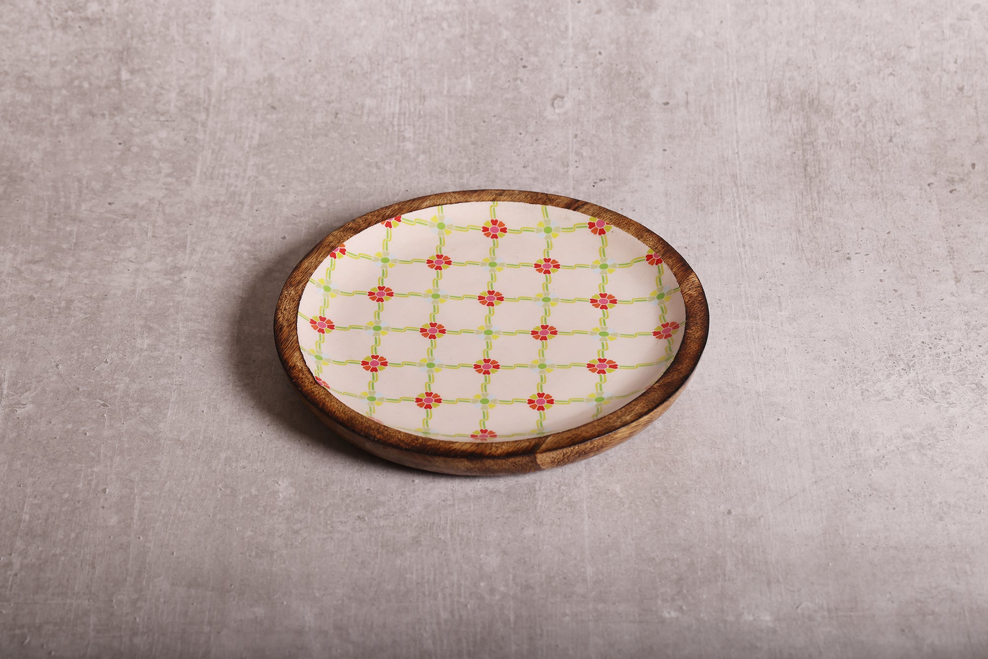 Sweet Flower Jaal Round Mango Wood Platter With Enamel Finish | Peacoy