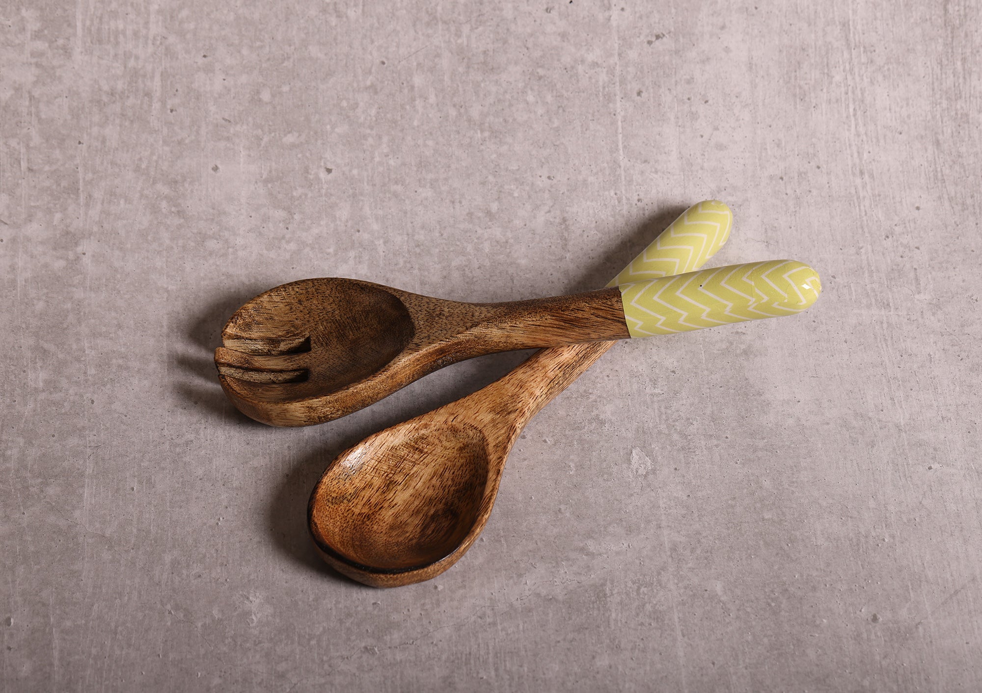 Zigzag Crush Pista Green Mango Wood Salad Bowl With Server Set - 500 g | Peacoy