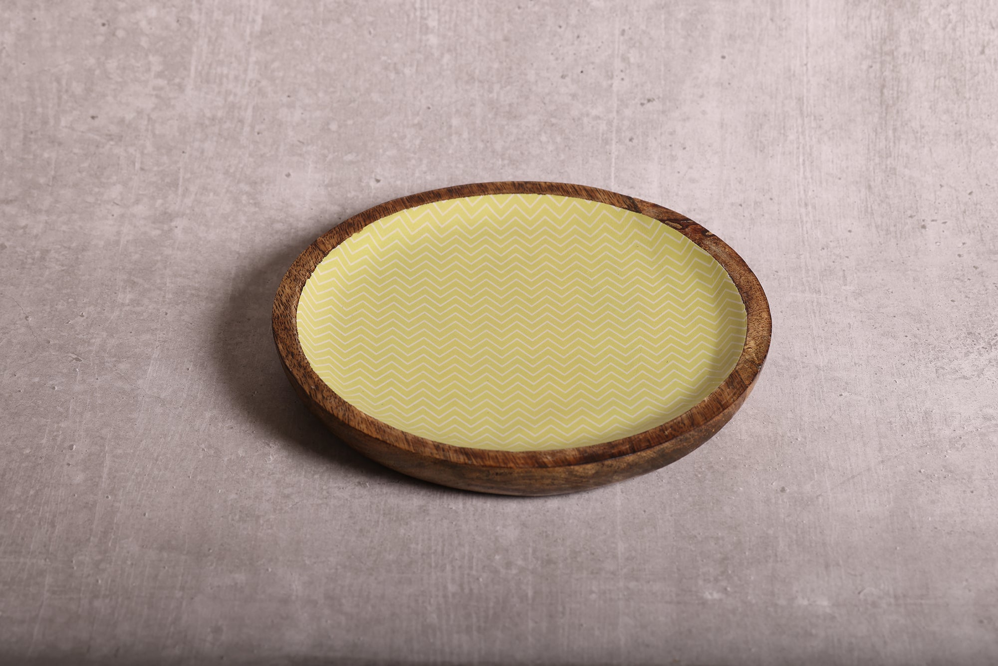 Zigzag Crush Pista Green Round Mango Wood Platter | Peacoy