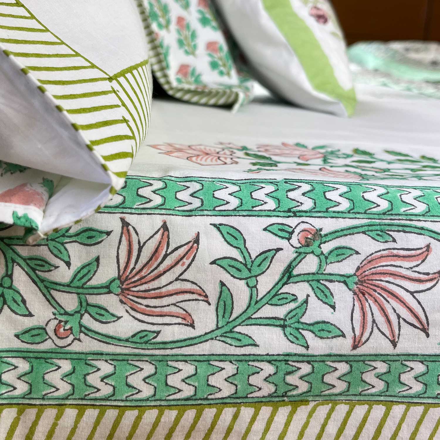 Green and pink flowers printed bedsheet