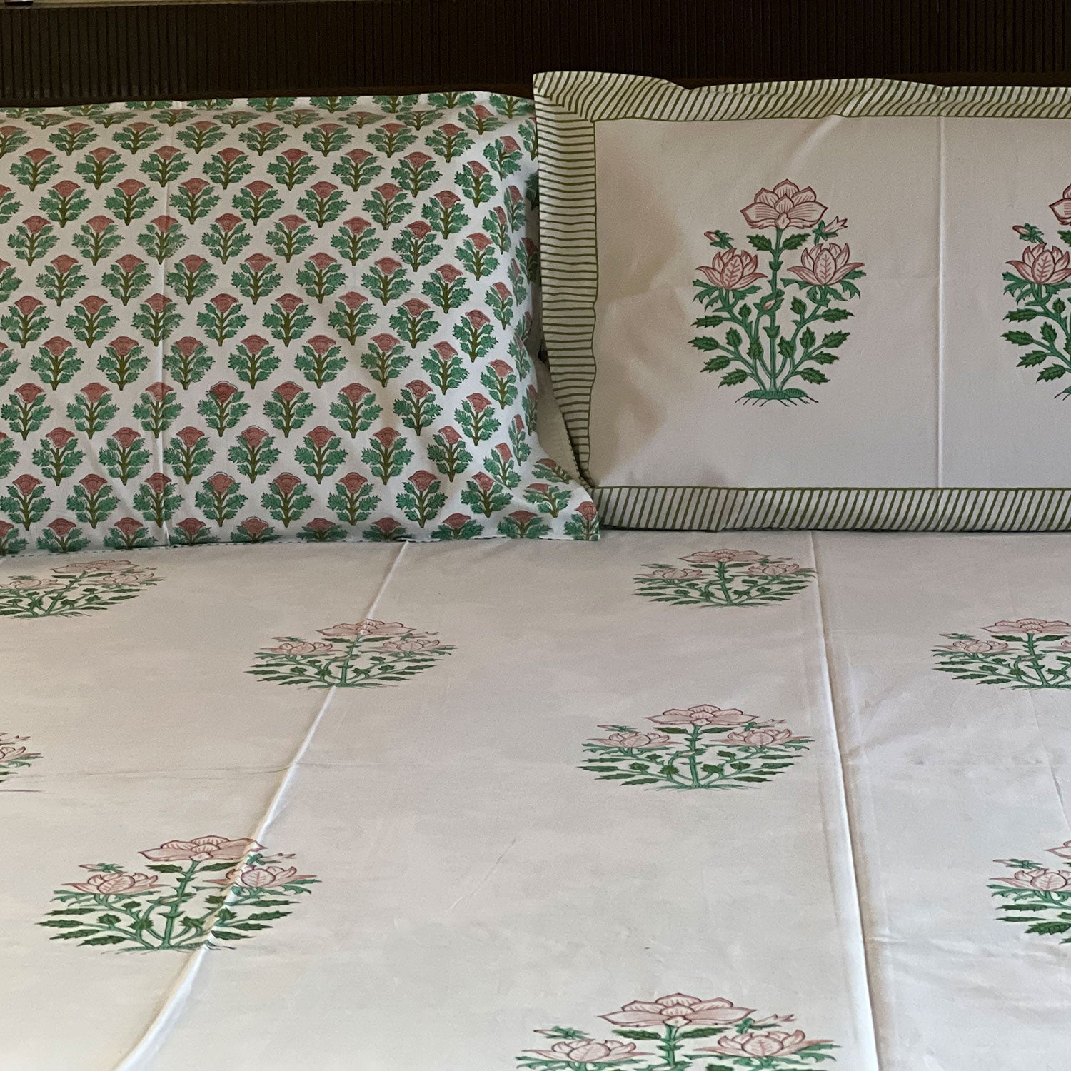 Green and pink flowers printed bedsheet